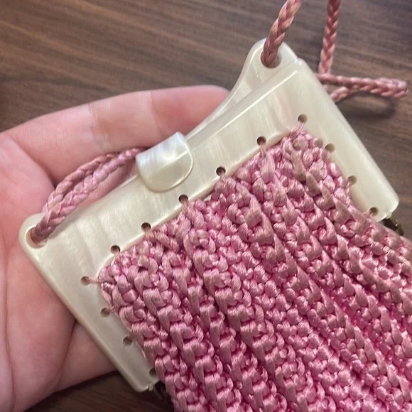 🍄1950’s Marilyn Pivnick Pink Hand Crocheted Bakelite Frame Small Purse - Picture 12 of 12